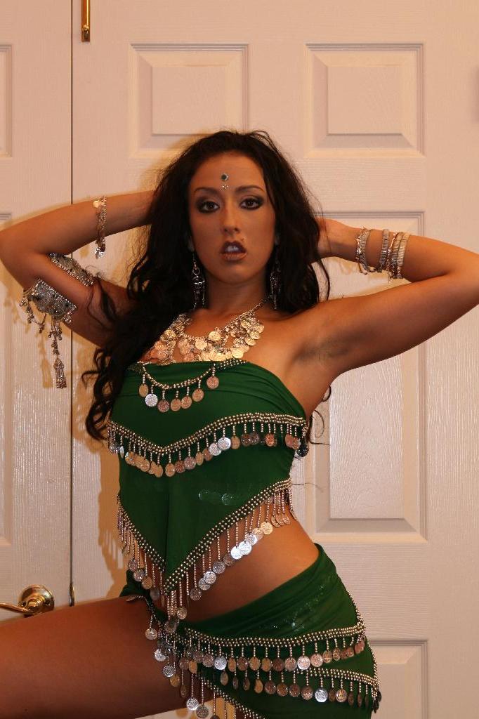 16P La MILF indienne Ricki White se fait rôtir à la broche sur un canapé.