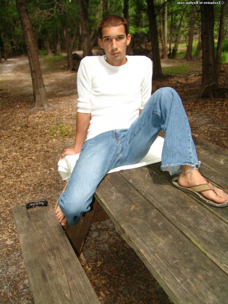20P El sexy latino gay Rico se desnuda en el parque y muestra su cuerpo delgado y su gran polla