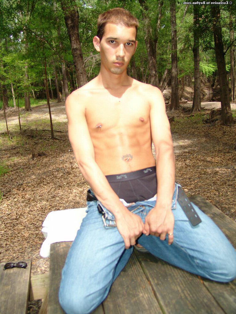 20P El sexy latino gay Rico se desnuda en el parque y muestra su cuerpo delgado y su gran polla
