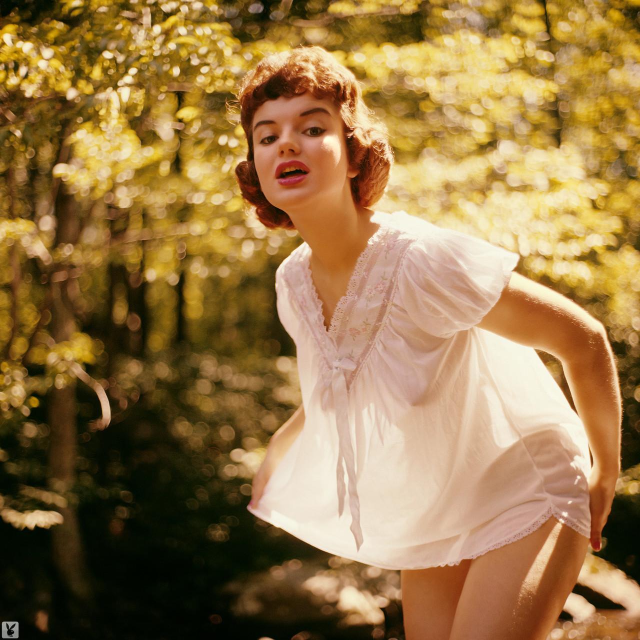 16P Das süß aussehende Retro-Model Zahra Norbo entblößt ihre natürlichen Titten im See