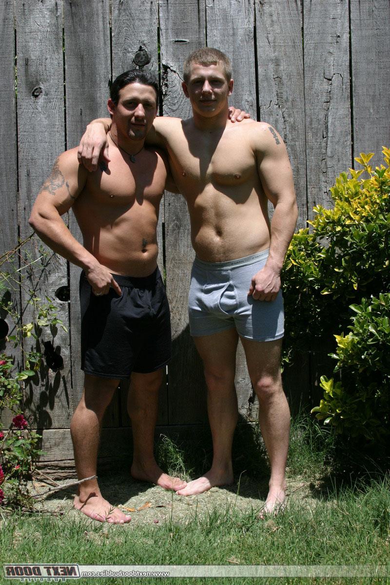20P Los sementales gays musculosos Tommy D y Hoyce haciendo alarde de sus poderosos pechos al aire libre