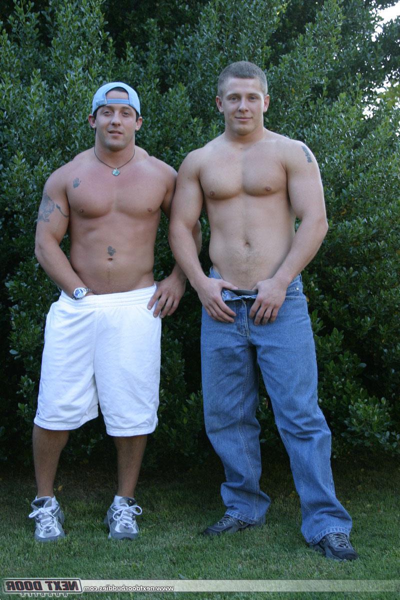 20P Los sementales gays musculosos Tommy D y Hoyce haciendo alarde de sus poderosos pechos al aire libre