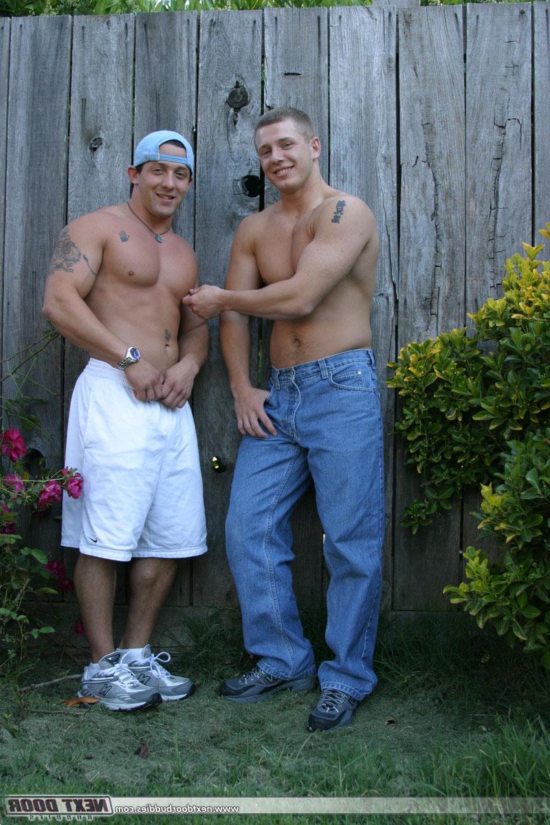 20P Los sementales gays musculosos Tommy D y Hoyce haciendo alarde de sus poderosos pechos al aire libre