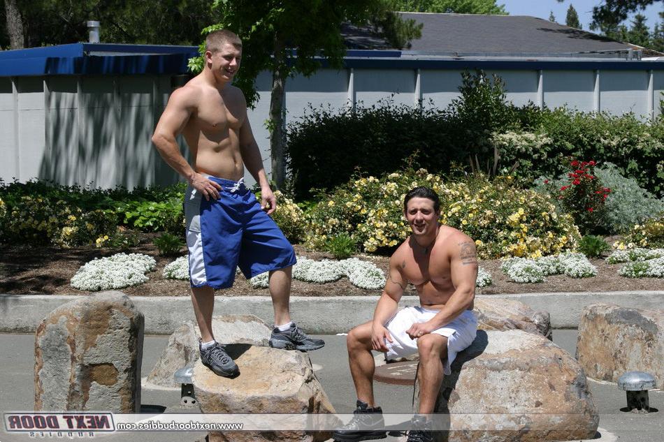 20P Los sementales gays musculosos Tommy D y Hoyce haciendo alarde de sus poderosos pechos al aire libre