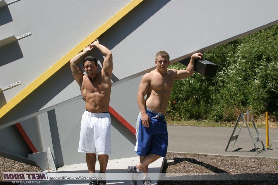 20P Los sementales gays musculosos Tommy D y Hoyce haciendo alarde de sus poderosos pechos al aire libre