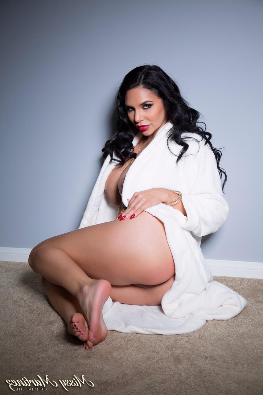 20P La hermosa latina Missy Martinez expone sus grandes tetas y juguetes con un vibrador