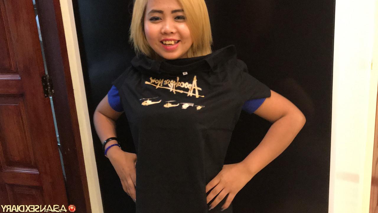 20P A bela asiática Thom tira a roupa e faz poses antes de ser atacada e enlouquecida no casting