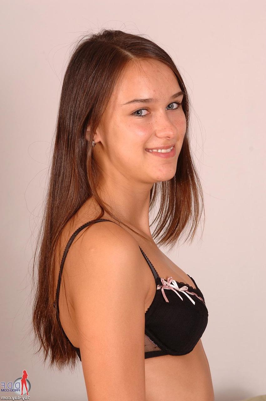 20P Latina Victoria Sweet zieht sich aus und zeigt beim Casting ihren gebräunten Körper und ihre Löcher