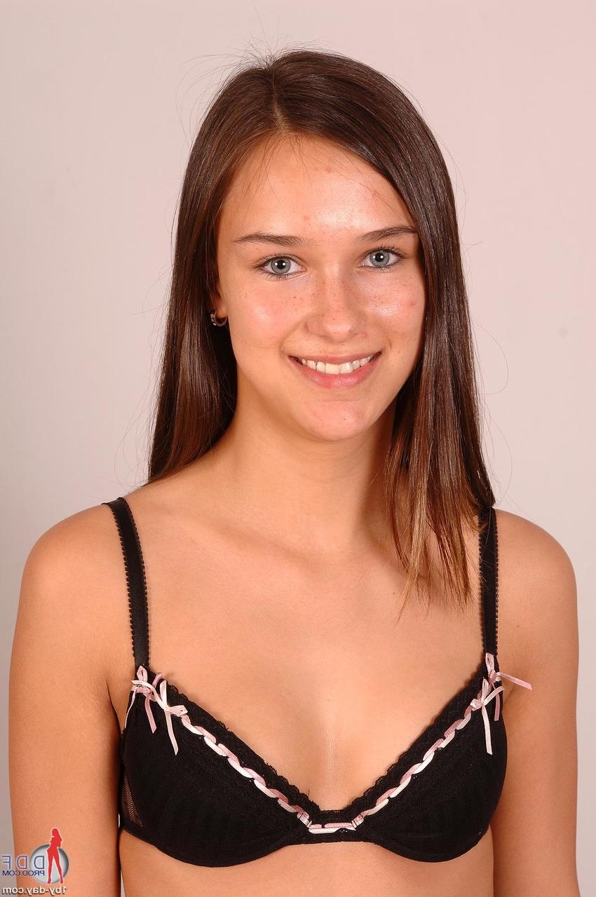 20P Latina Victoria Sweet zieht sich aus und zeigt beim Casting ihren gebräunten Körper und ihre Löcher