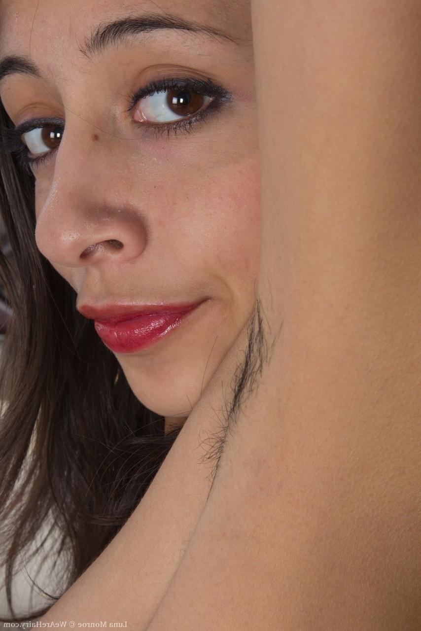 11P La juguetona criada francesa Luna Monroe se mete un consolador en su castor peludo en el trabajo