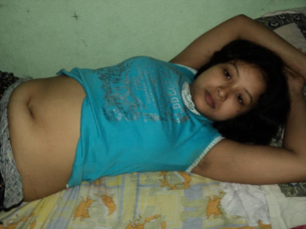 15P Desi esposa toma una gran polla en su boca mientras está completamente vestida
