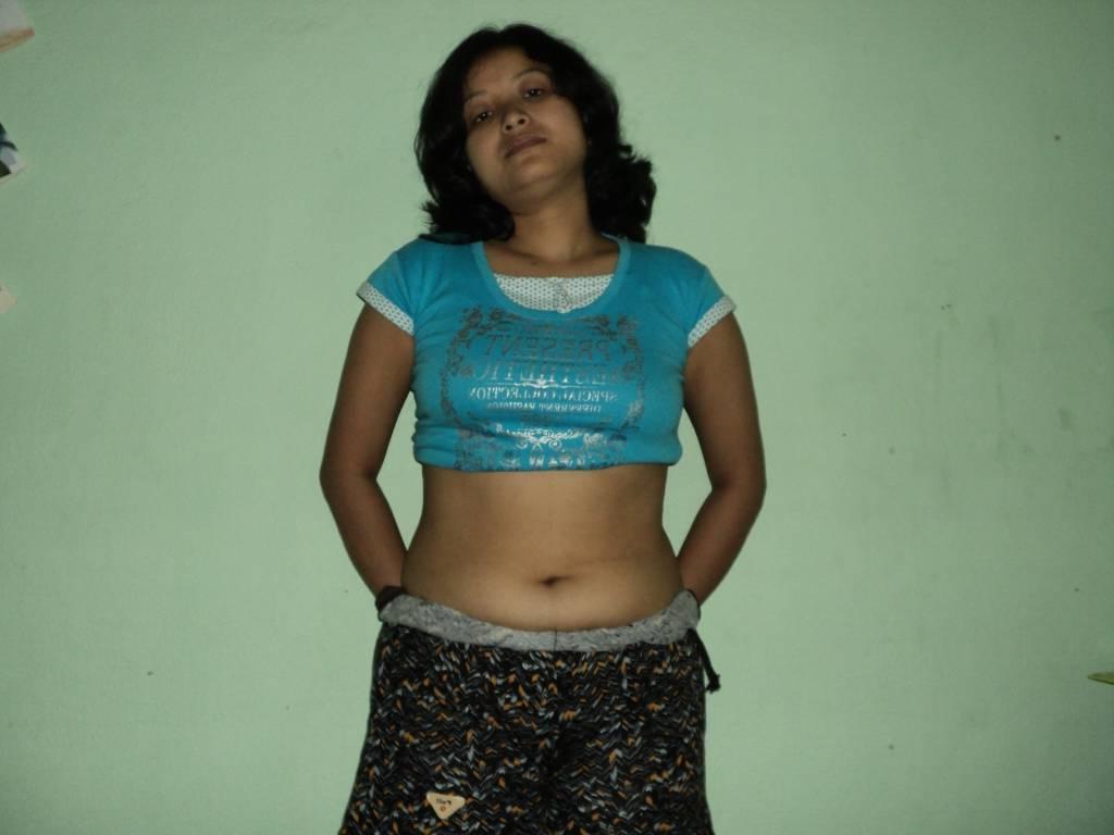 15P Desi esposa toma una gran polla en su boca mientras está completamente vestida