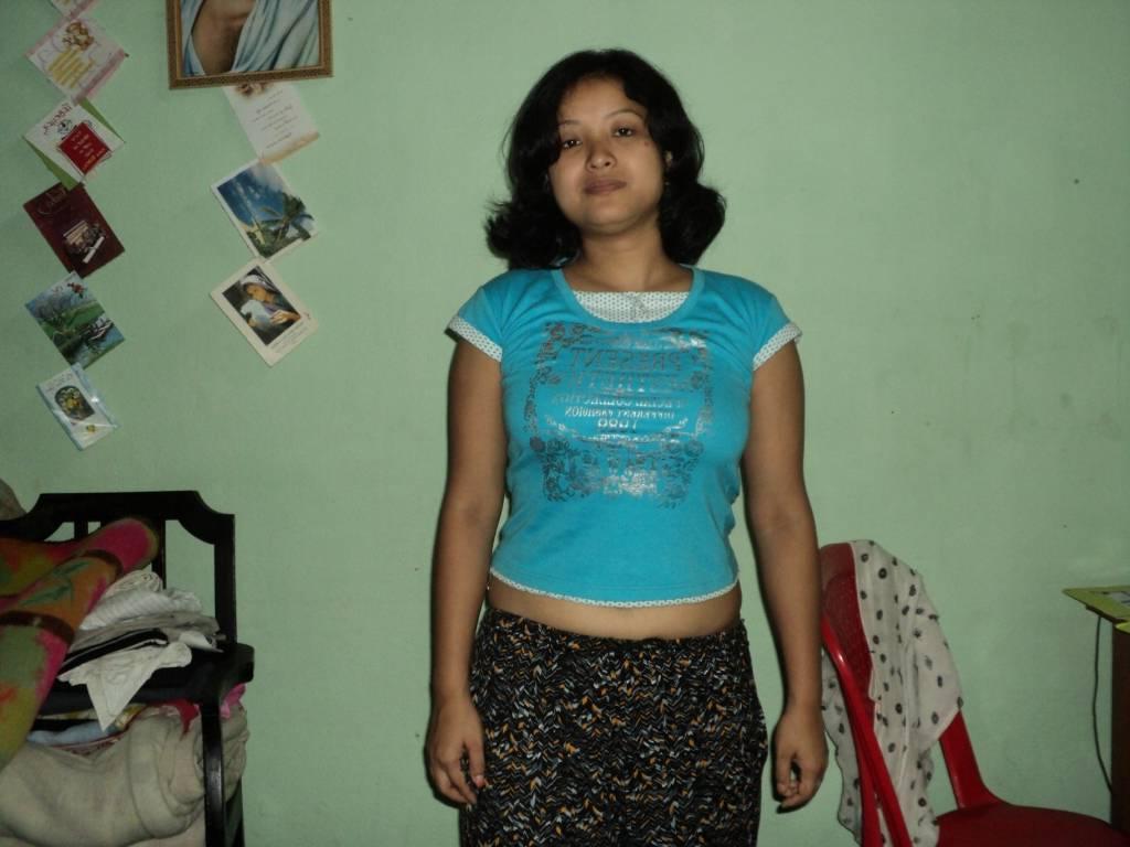 15P Desi esposa toma una gran polla en su boca mientras está completamente vestida