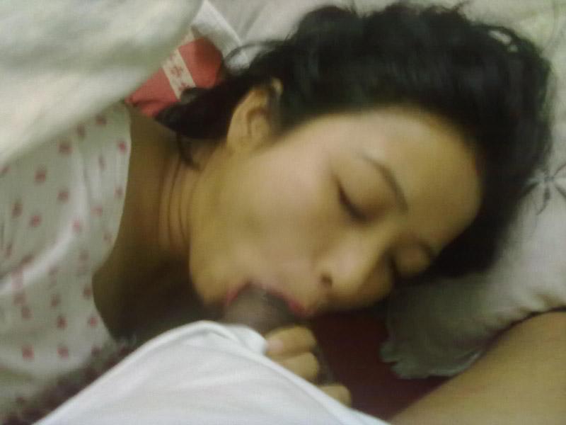 15P Desi esposa toma una gran polla en su boca mientras está completamente vestida