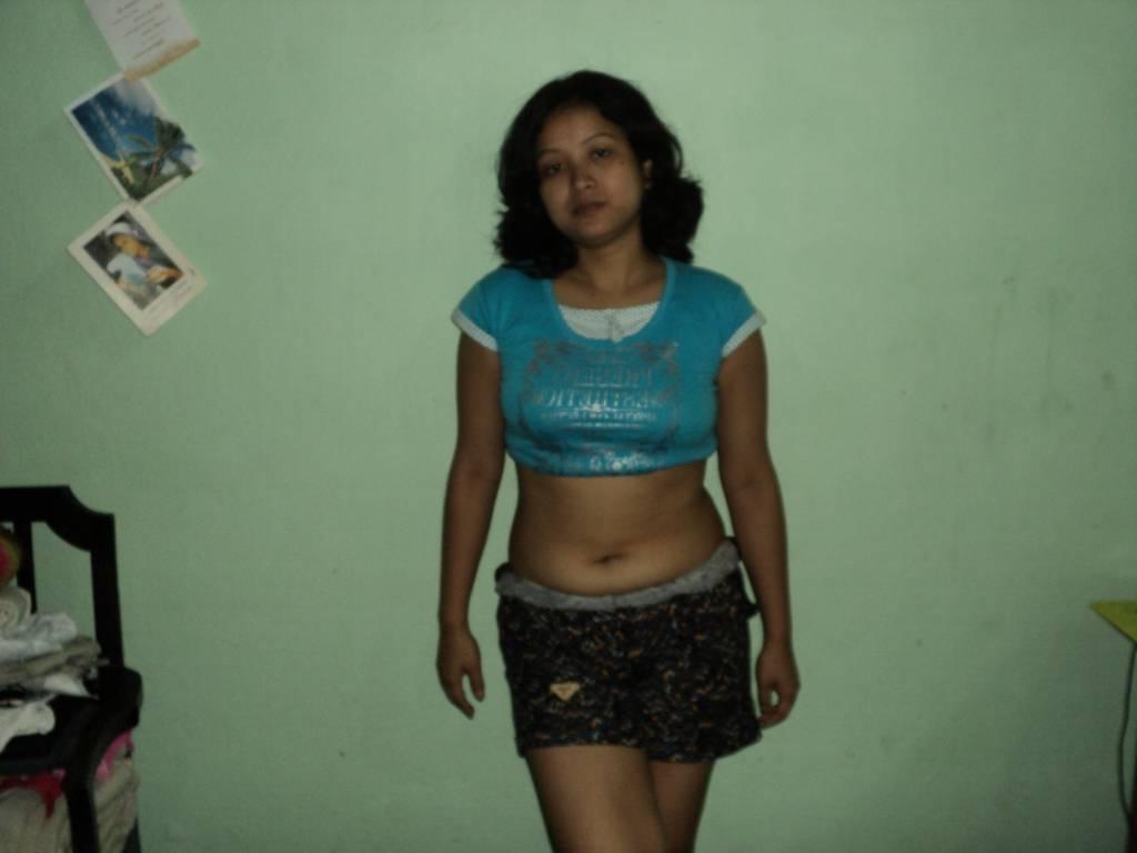15P Desi esposa toma una gran polla en su boca mientras está completamente vestida