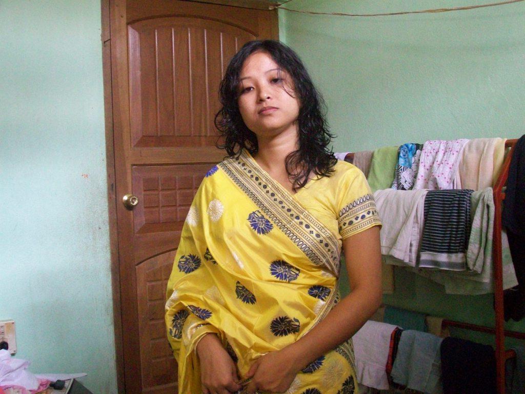 15P Desi esposa toma una gran polla en su boca mientras está completamente vestida