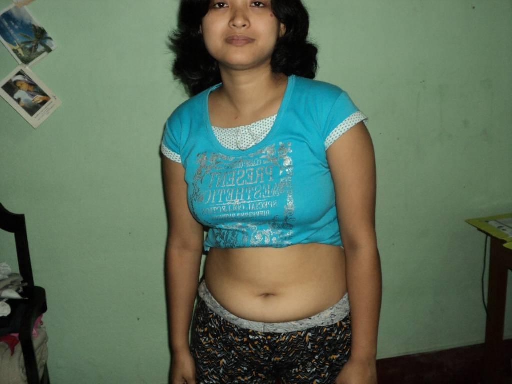 15P Desi esposa toma una gran polla en su boca mientras está completamente vestida