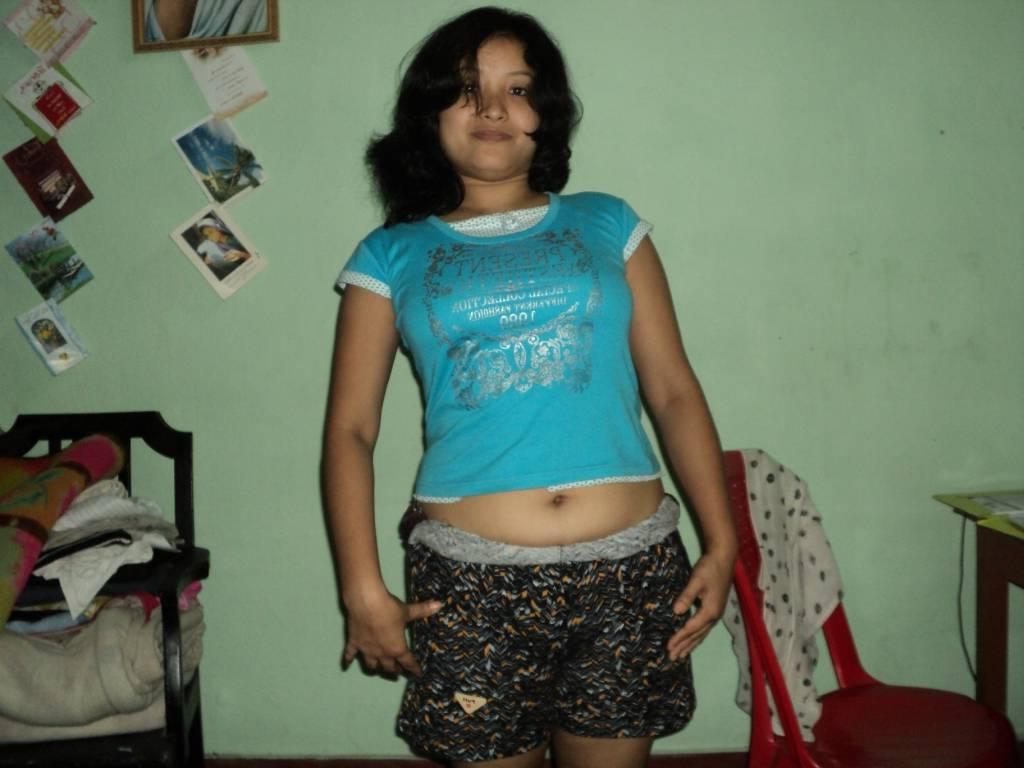 15P Desi esposa toma una gran polla en su boca mientras está completamente vestida