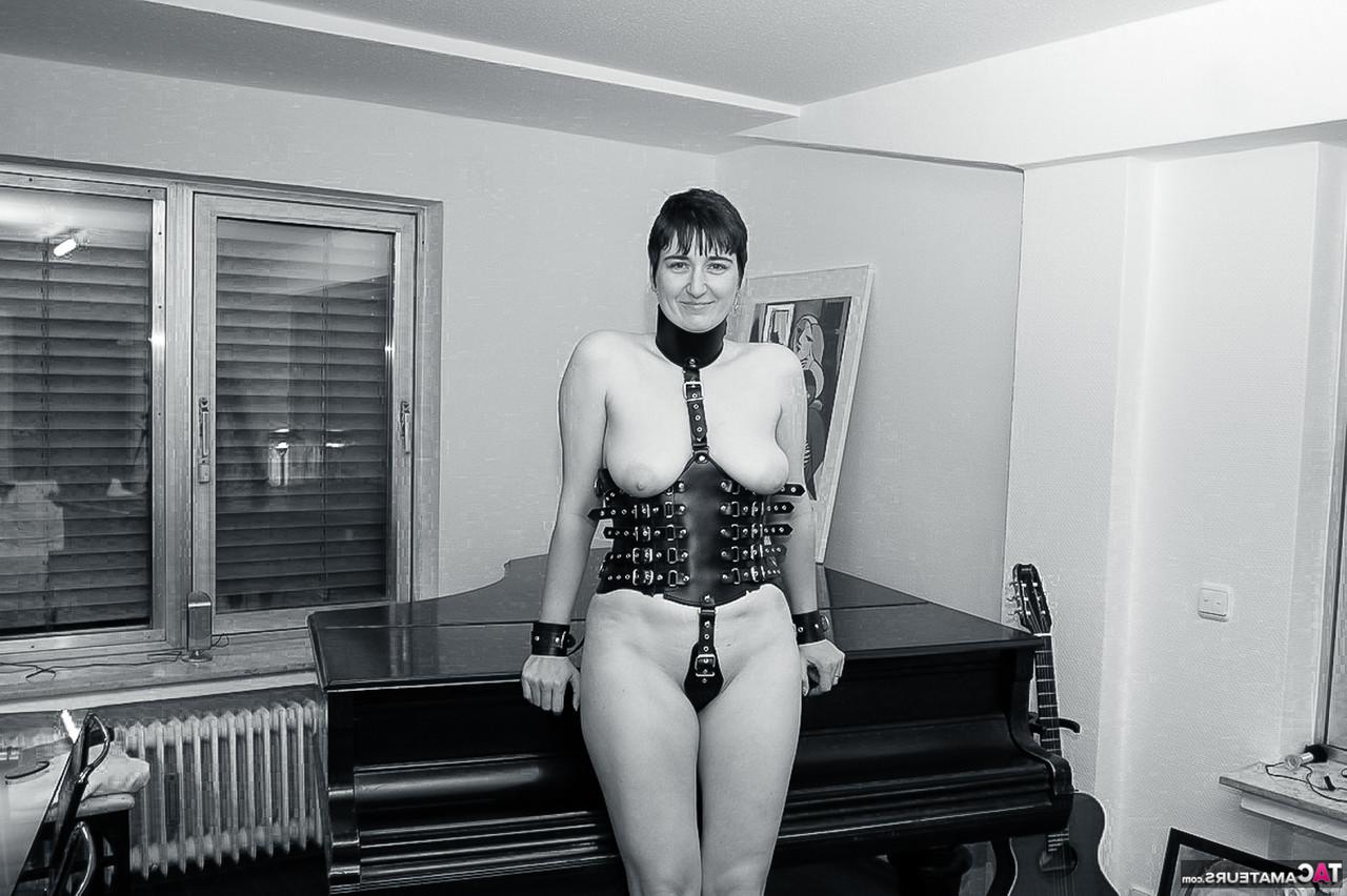 16P Amateurmodel Hotmilf zeigt ihre natürlichen Titten auf einem Billardtisch