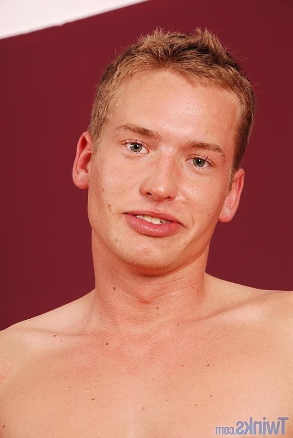 20P Der hübsche Schnuckel Bradley Trutz enthüllt seinen heißen Körper und streichelt seinen harten Schwanz