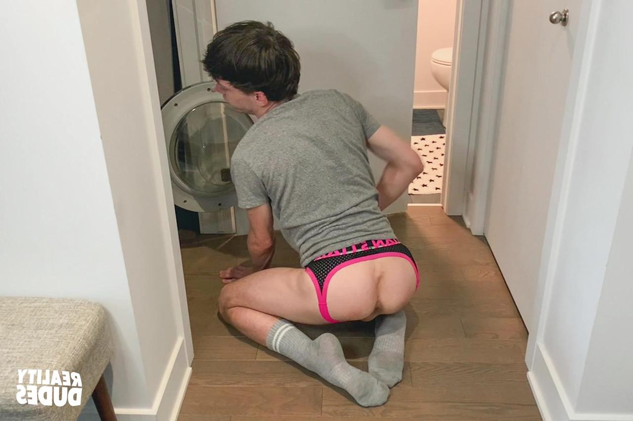 20P Los hermanastros gays Milo Madera y Edward Terrant tienen sexo intenso en el baño