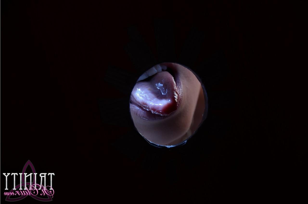 20P La pequeña morena Trinity St Clair se atraganta con una enorme polla en un baño de Gloryhole