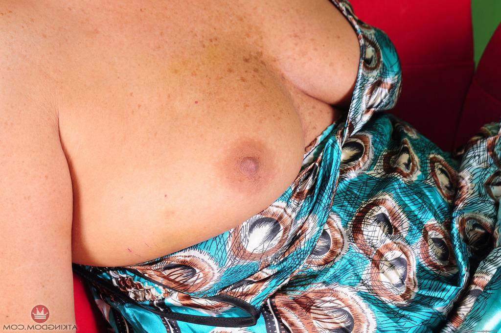 16P Stephanie gorda e madura lambe os próprios pés e mostra sua grande vulva rosa