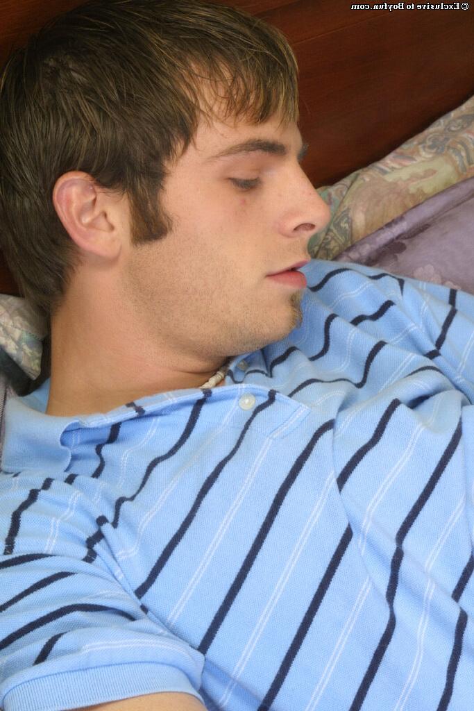 20P Le mignon gay Ryan enlève son jean et caresse sa bite dure jusqu'à ce qu'il jouisse