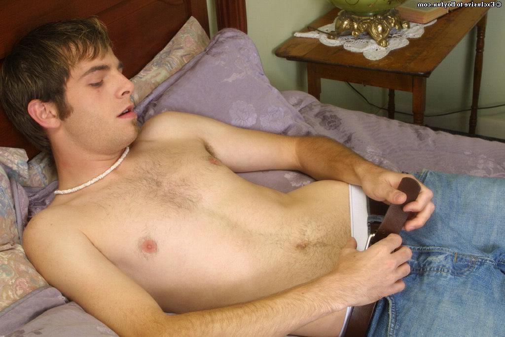 20P Le mignon gay Ryan enlève son jean et caresse sa bite dure jusqu'à ce qu'il jouisse