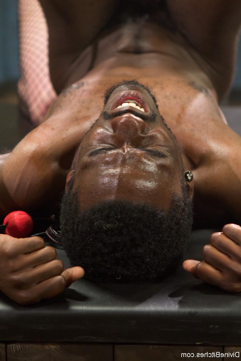 20P A rainha da femdom dá uma punheta em seu sub negro enquanto o pega