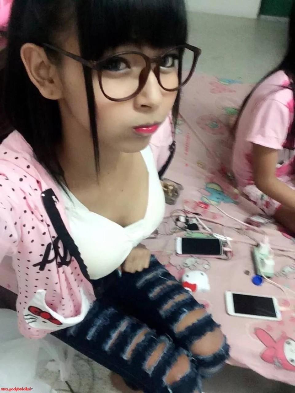 16P Pequena travesti asiática brinca com seus peitos grandes em uma compilação de selfies gostosas