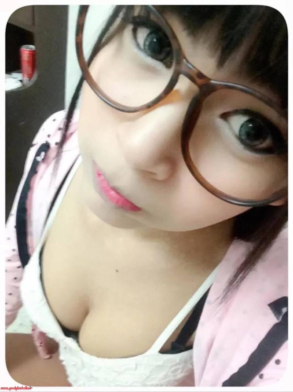 16P Pequena travesti asiática brinca com seus peitos grandes em uma compilação de selfies gostosas