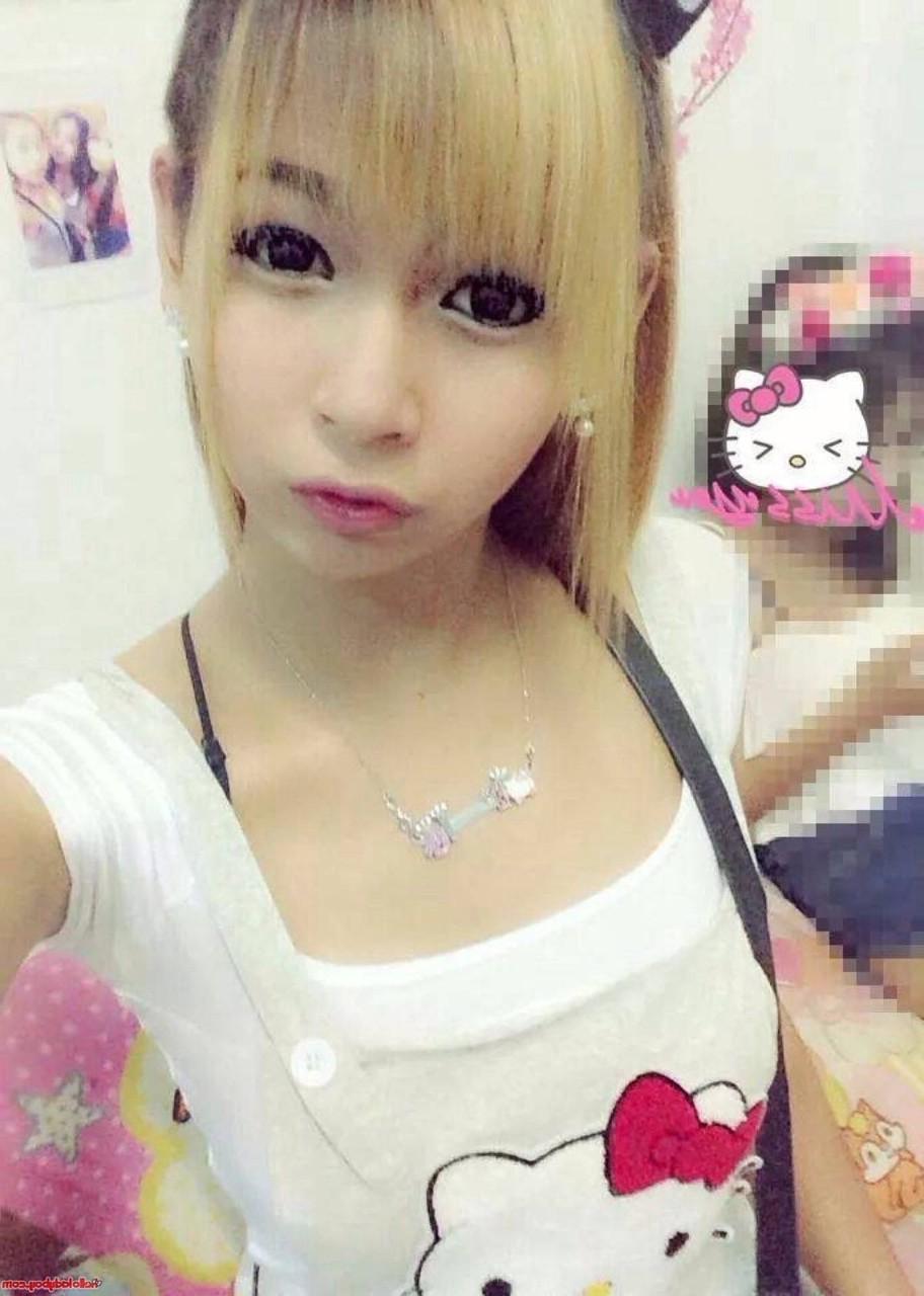 16P Pequena travesti asiática brinca com seus peitos grandes em uma compilação de selfies gostosas