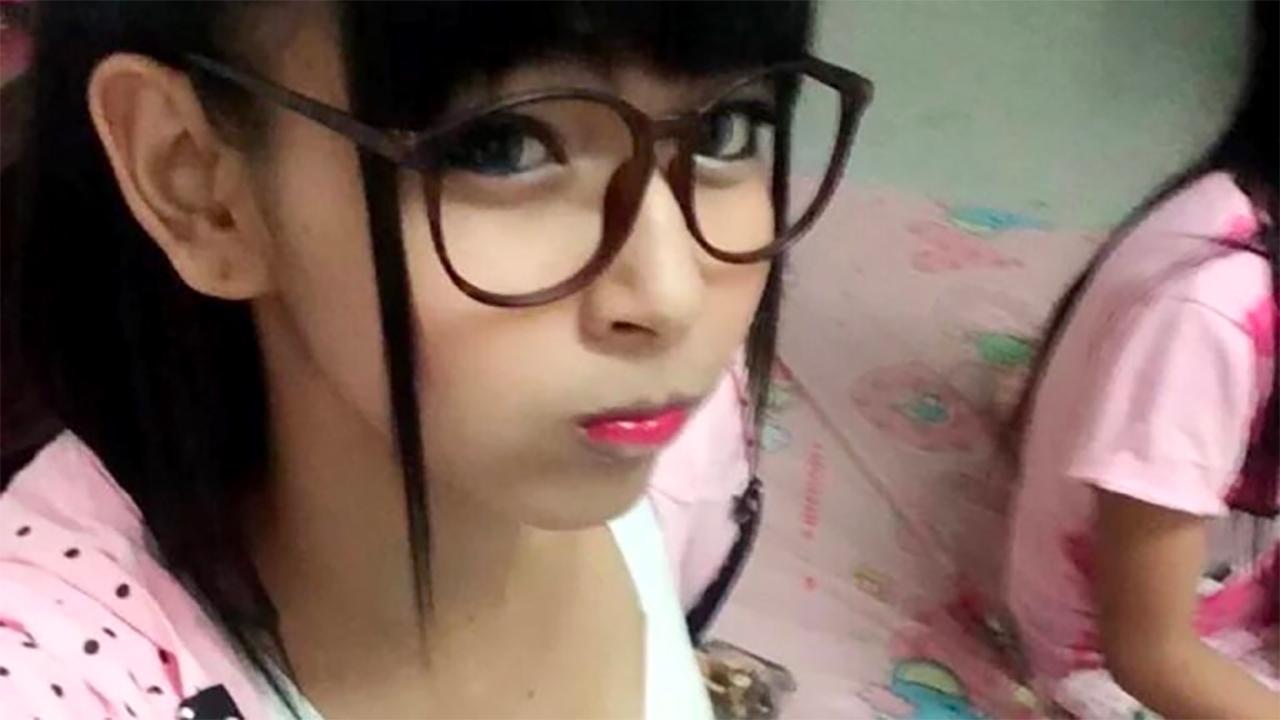 16P Pequena travesti asiática brinca com seus peitos grandes em uma compilação de selfies gostosas