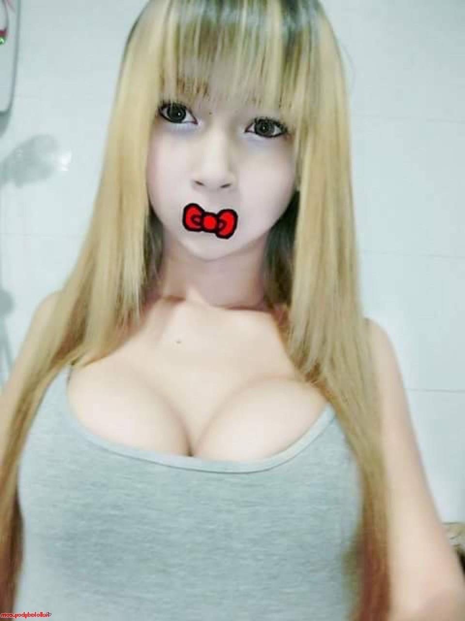 16P Pequena travesti asiática brinca com seus peitos grandes em uma compilação de selfies gostosas