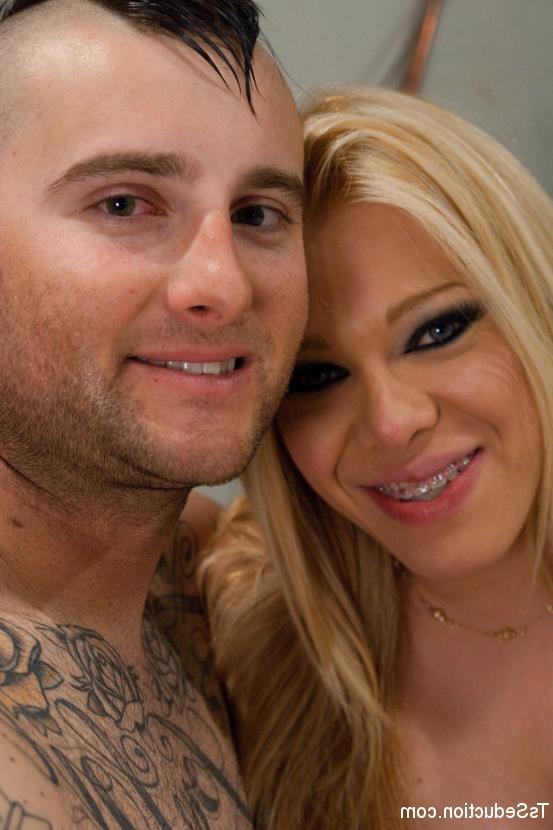 15P Die vollbusige blonde Shemale Paris fickt einen Kerl ins Gesicht und spritzt ihm in den Mund