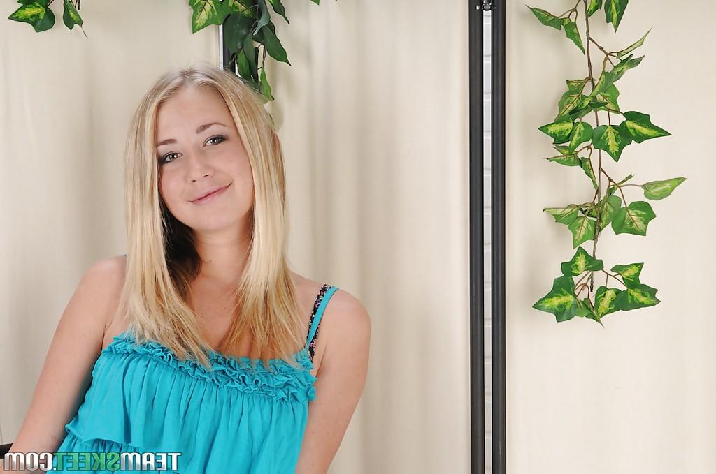 16P Rubia adolescente juguetona casi james descubriendo su cuerpo seductor