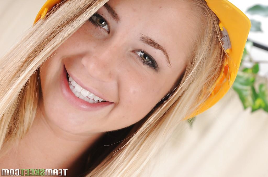 16P Rubia adolescente juguetona casi james descubriendo su cuerpo seductor