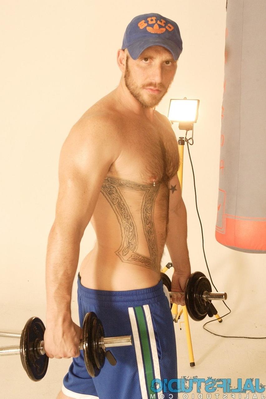 20P O atleta gay forte e peludo Aitor Crash fica nu enquanto levanta pesos