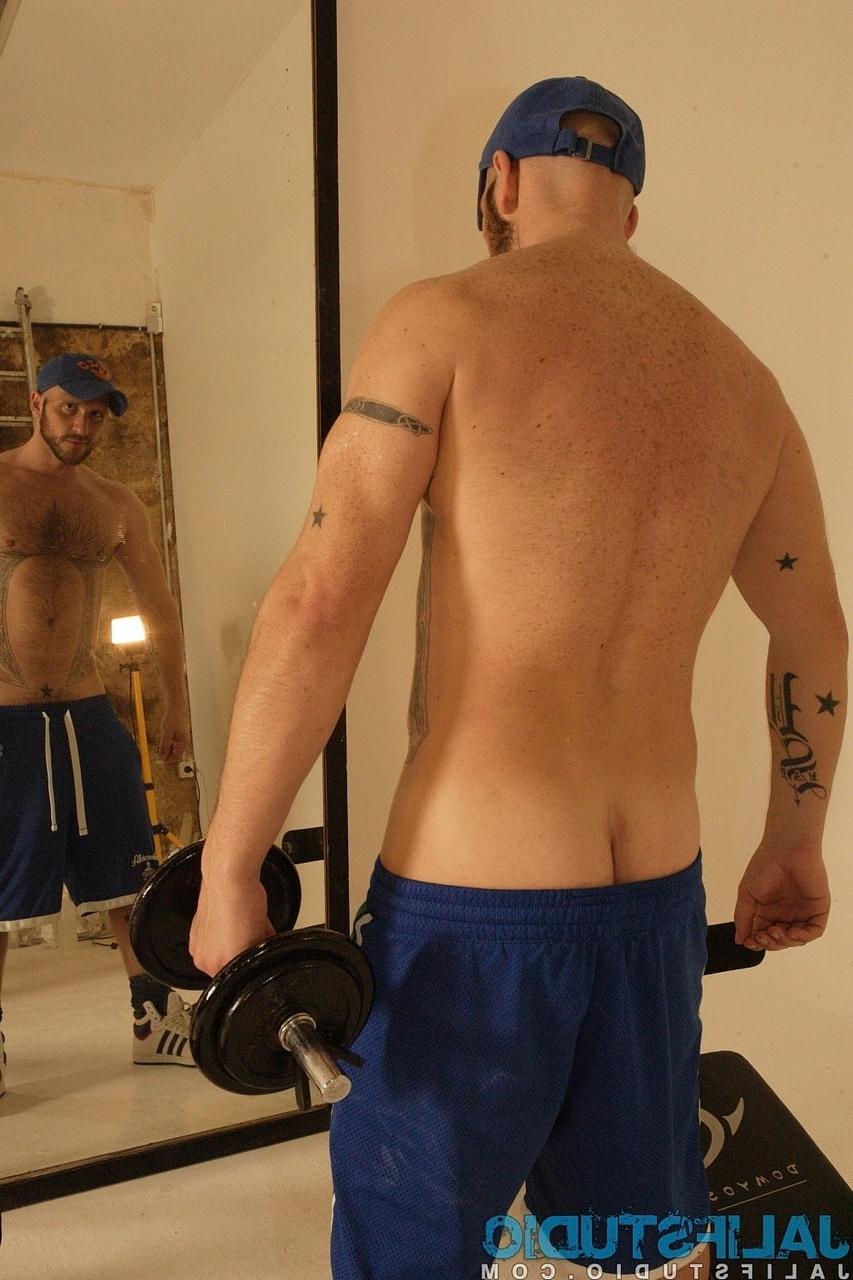 20P O atleta gay forte e peludo Aitor Crash fica nu enquanto levanta pesos