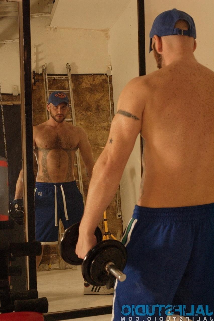 20P O atleta gay forte e peludo Aitor Crash fica nu enquanto levanta pesos