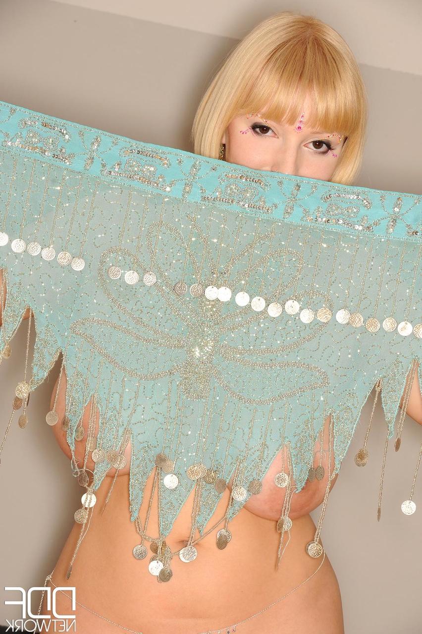 20P A dançarina do ventre loira Sophie Mei tira a roupa e exibe seus grandes seios naturais