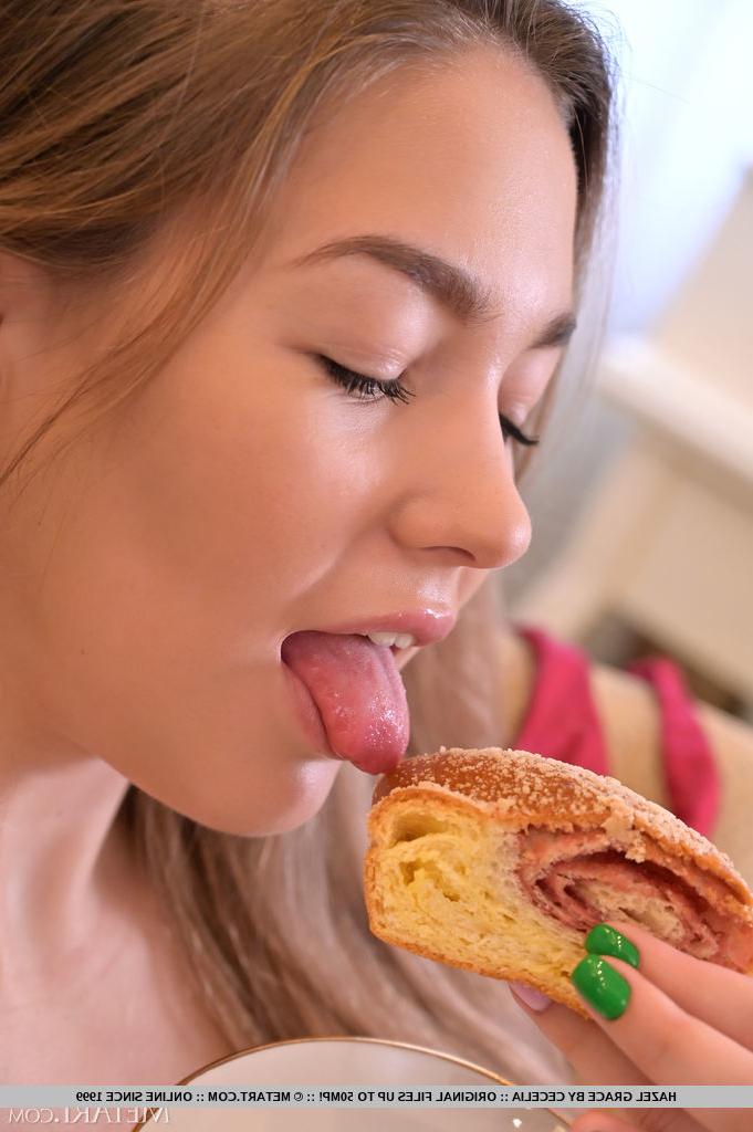 18P Das junge Mädchen mit den frechen Titten Hazel Grace missachtet ihren fetten Arsch, nachdem sie sich nackt gezeigt hat