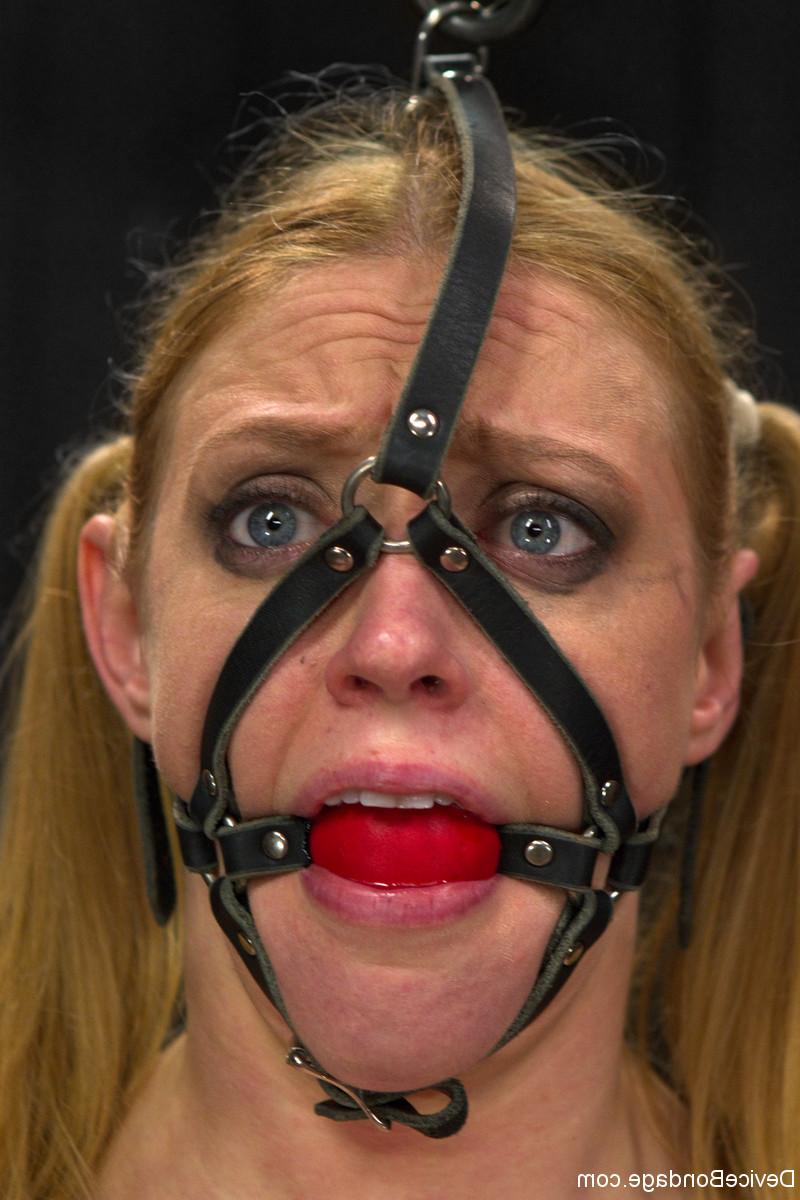 20P Buxom blonde Dee Williams gets punished with a vibrator in metal bondage
