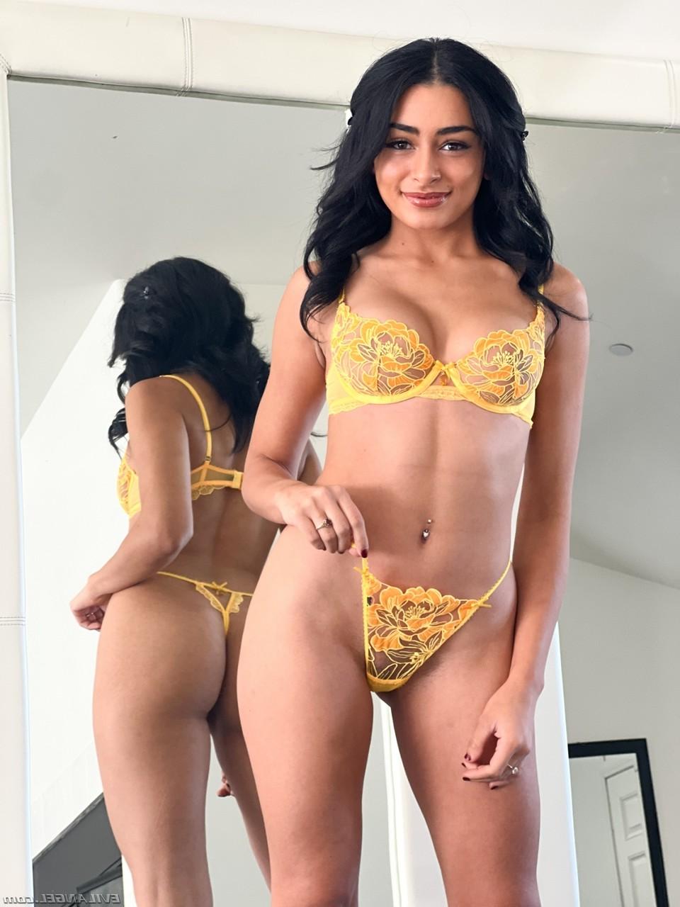 15P Das Ebenholzmädchen Vanessa Moon zeigt ihren öligen Arsch während einer Runde POV-Sex
