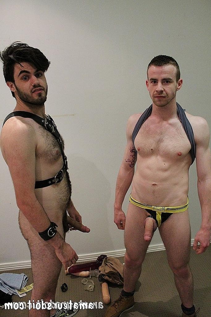 20P La nympho gay perverse Mitch Bear se fait ramoner le cul par Dane Dude sur une échelle