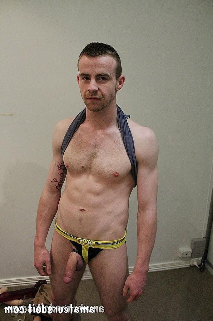 20P La nympho gay perverse Mitch Bear se fait ramoner le cul par Dane Dude sur une échelle