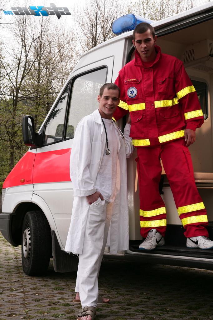 15P Les médecins gays Alex Stevens et Julien Heath se font sodomiser dans l'ambulance