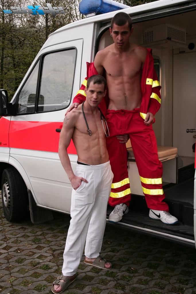 15P Les médecins gays Alex Stevens et Julien Heath se font sodomiser dans l'ambulance
