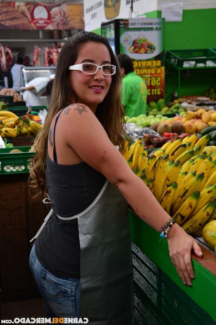 18P A la inocente latina Catica Mamor le gusta que le tiren del pelo durante la acción de perrito